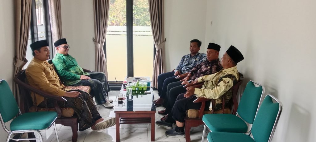 Silaturahmi Pimpinan Umum Pesantren Nurul Barokah Cikijing Ke KUA Banjaran Majalengka